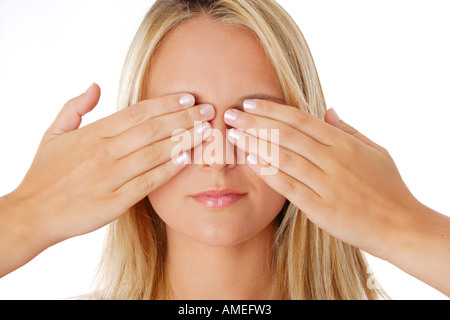 blonde Frau hält ihre Augen geschlossen Stockfoto