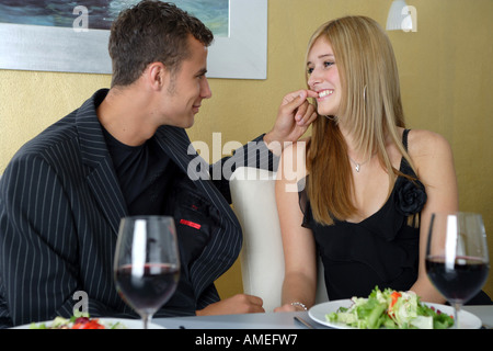 junges Paar essen Salat Stockfoto