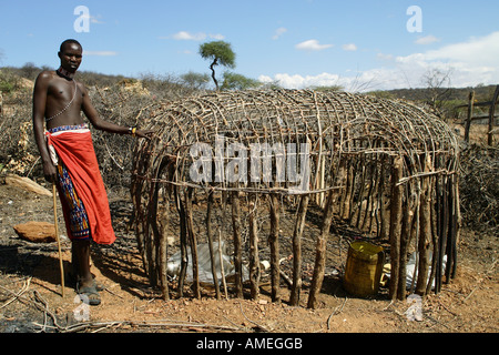 Samburu in einer halbfertigen Hütte, Kenia Stockfoto