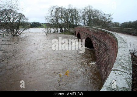 Flut Wasser des Flusses Deveron Aufstiegs unter einer Straßenbrücke auf der B9025 in der Nähe von Turriff, Aberdeenshire, Schottland, UK Stockfoto