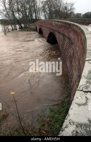 Flut Wasser des Flusses Deveron Aufstiegs unter einer Straßenbrücke auf der B9025 in der Nähe von Turriff, Aberdeenshire, Schottland, UK Stockfoto