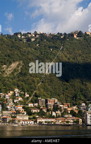 Blick vom Lakeside Park am wichtigsten Stadt Como am Comer See Italien - Hügel mit Standseilbahn verbindet Vororten in die Stadt Stockfoto