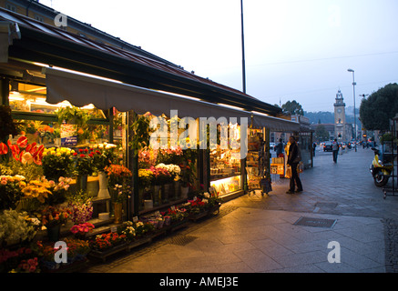 Floristen-Shop auf der Straße in der Abenddämmerung in Bergamo Italien Stockfoto