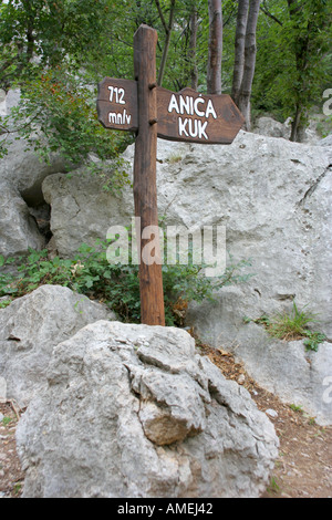 Melden Sie Regie Touristen zu Anica Kuk Gipfel im Nationalpark Paklenica Kroatien Stockfoto