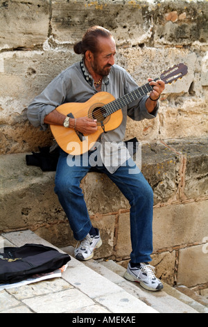 Spanischen Gitarristen als Straßenmusikant Palma Hauptstadt Mallorca Balearen Spanien Europäische Stockfoto