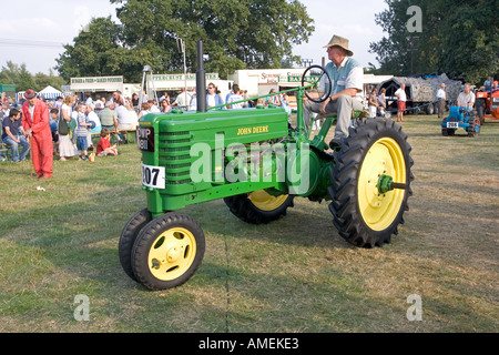 Alte Vintage John Deere Traktor auf Moreton in Marsh landwirtschaftliche zeigen September 2005 Cotswolds UK Stockfoto