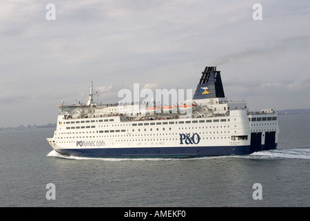 P und O Ferry stolz von Bilbao Segeln in den Hafen von Portsmouth Stockfoto