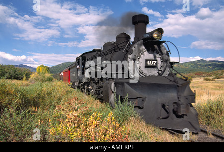 Highballing durch die Herbstfarben der Rocky Mountains - Cumbres und Toltec Scenic Railroad in der Nähe von Chama, New Mexico. Stockfoto