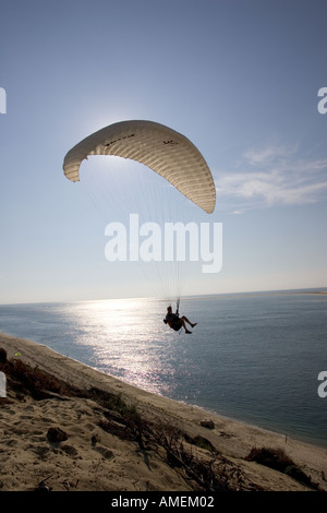 Gleitschirm Silhouette gegen Abend die Sonne über der Bucht von Arcachon, südlich von Bordeaux Frankreich Stockfoto