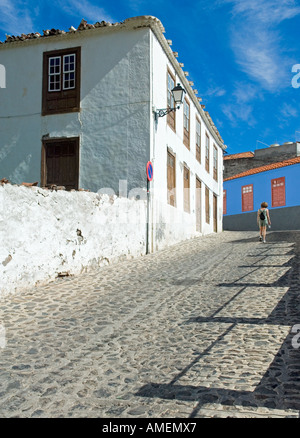 La Gomera, Kanarische Inseln. Junge Frau auf alten gepflasterten Straße führt zu den Altstädter Ring im Norden Küste Dorf Agulo Stockfoto