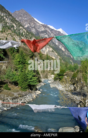 Gebetsfahnen auf einer Brücke über Marsyangdi River. Chame Dorf. Annapurna Circuit Trek. Stockfoto