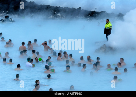 Menschenmassen in die Dämpfe der Blue Lagoon Island Stockfoto