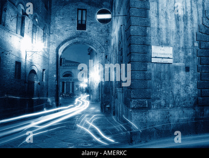 Licht Loipen auf Straße bei Nacht Siena, Toskana, Italien Stockfoto