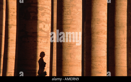 Frau in der Nähe von Säulen in Sankt Peter Platz Vatikanstadt, Rom, Italien Stockfoto