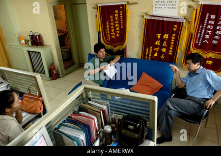 Editoren diskutieren in der Presse in Peking China 13. Juli 2006 Stockfoto