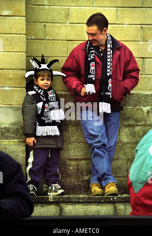 VATER UND SOHN VOR EINER FA CUP FOOTBALL MATCH FOREST GREEN ROVERS V TORQUAY UNITED UK Stockfoto