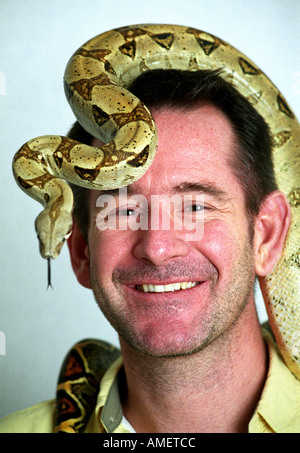 NIGEL MARVEN, DIE ITV PROGRAMM RIESEN ABGEBILDET MIT EINER GEMEINSAMEN BOA CONSTRICTOR AUF DER HTV-STUDIOS IN BRISTOL UK NOV PRÄSENTIERT Stockfoto