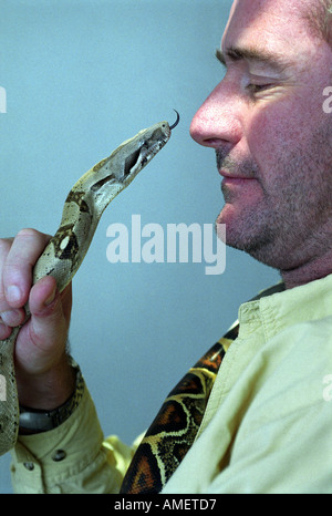 NIGEL MARVEN, DIE ITV PROGRAMM RIESEN ABGEBILDET MIT EINER GEMEINSAMEN BOA CONSTRICTOR AUF DER HTV-STUDIOS IN BRISTOL UK NOV PRÄSENTIERT Stockfoto