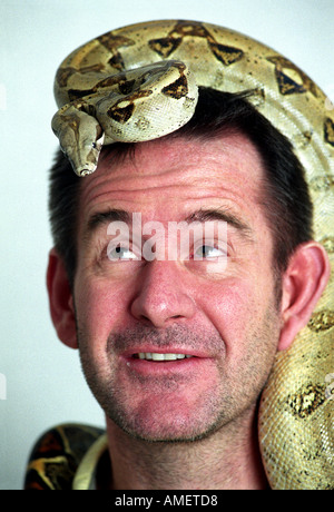 NIGEL MARVEN, DIE ITV PROGRAMM RIESEN ABGEBILDET MIT EINER GEMEINSAMEN BOA CONSTRICTOR AUF DER HTV-STUDIOS IN BRISTOL UK NOV PRÄSENTIERT Stockfoto