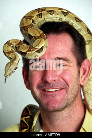 NIGEL MARVEN, DIE ITV PROGRAMM RIESEN ABGEBILDET MIT EINER GEMEINSAMEN BOA CONSTRICTOR AUF DER HTV-STUDIOS IN BRISTOL UK NOV PRÄSENTIERT Stockfoto