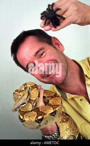 NIGEL MARVEN, DIE ITV PROGRAMM RIESEN ABGEBILDET MIT EINEM ROSA TOED TARANTULA UND EINE GEMEINSAME BOA CONSTRICTOR BEI DER HTV PRÄSENTIERT Stockfoto