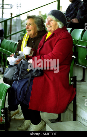 EIN PAAR ÄLTERE DAMEN BEI EINER FA CUP FOOTBALL MATCH FOREST GREEN ROVERS V TORQUAY UNITED UK Stockfoto