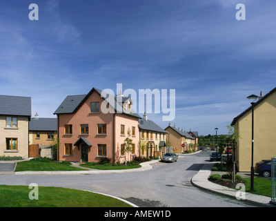 Neue Häuser im Dorf Lusk, in der Nähe von Dublin, Irland Stockfoto
