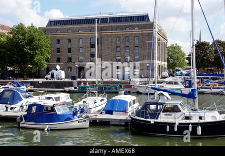 Das äußere der frisch renovierten Arnolfini Galerie betrachtet über Freizeit Boot Liegeplätze Bristol England UK GB Stockfoto