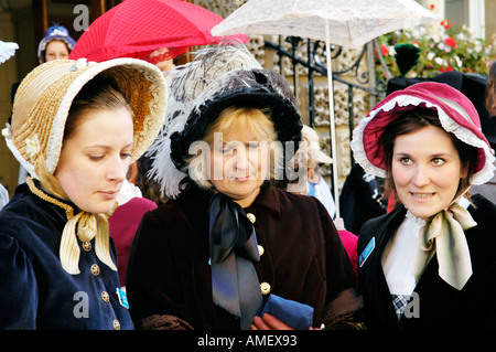 Georgische Trachtenumzug, der Jane Austen Festival in Bath England UK GB starten Stockfoto