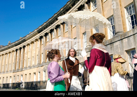 Georgische Trachtenumzug, der Jane Austen Festival in Bath England UK GB zu Fuß entlang der Royal Crescent zu starten Stockfoto