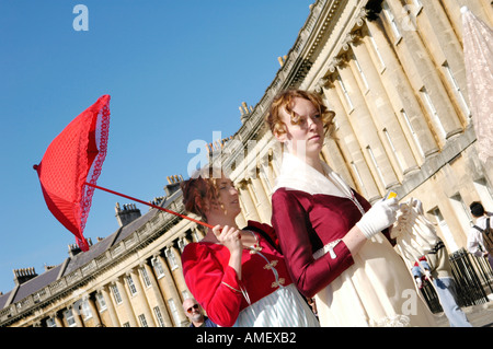 Georgische Trachtenumzug, der Jane Austen Festival in Bath England UK GB zu Fuß entlang der Royal Crescent zu starten Stockfoto