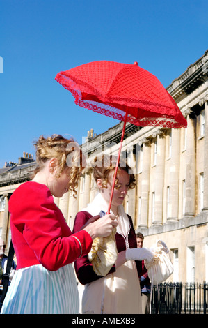 Georgische Trachtenumzug, der Jane Austen Festival in Bath England UK GB zu Fuß entlang der Royal Crescent zu starten Stockfoto