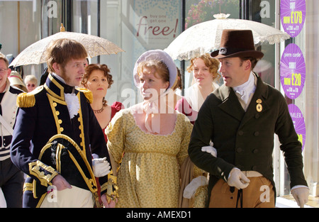 Georgische Trachtenumzug, der Jane Austen Festival in Bath England UK GB starten Stockfoto