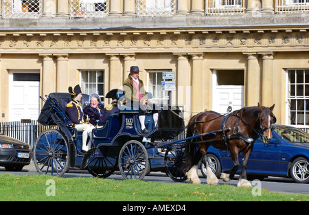 Georgische Trachtenumzug, der Jane Austen Festival in Bath England UK GB Pferd starten gezeichnet taxi Stockfoto