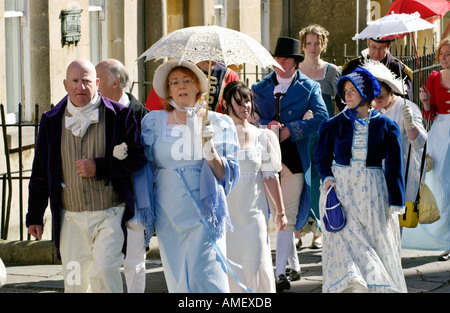 Georgische Trachtenumzug, der Jane Austen Festival in Bath England UK GB starten Stockfoto