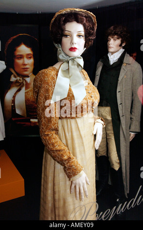 Anzeige der Kostüme aus der BBC-Produktion von Pride and Prejudice in The Museum of Costume in Bath England UK GB Stockfoto