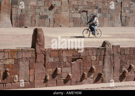 Tiwanaku ist eine wichtige präkolumbische archäologische Stätte im westlichen Bolivien. Tiwanaku wird von den Anden Gelehrten als eines der wichtigsten Vorläufer des Inka-Reiches, blüht als Ritual und administrative Hauptstadt einer großen staatlichen macht seit etwa fünfhundert Jahren erkannt. Die Ruinen des antiken Stadtstaates sind nahe dem südöstlichen Ufer des Titicaca-See, ca. 72 km (44 Meilen) westlich von La Paz, Bolivien. Stockfoto