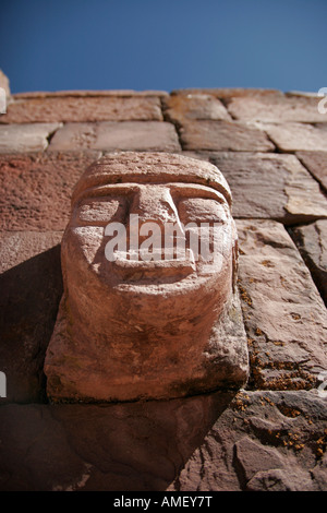 Tiwanaku ist eine wichtige präkolumbische archäologische Stätte im westlichen Bolivien. Tiwanaku wird von den Anden Gelehrten als eines der wichtigsten Vorläufer des Inka-Reiches, blüht als Ritual und administrative Hauptstadt einer großen staatlichen macht seit etwa fünfhundert Jahren erkannt. Die Ruinen des antiken Stadtstaates sind nahe dem südöstlichen Ufer des Titicaca-See, ca. 72 km (44 Meilen) westlich von La Paz, Bolivien. Stockfoto