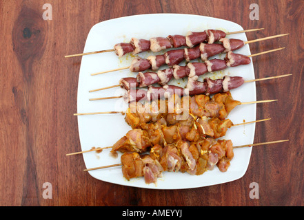 Geröstete Schaschlik oder Schaschlik auf dem Holztisch Stockfoto