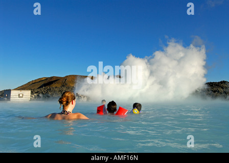 Isländer genießen Sonnentag im Blue Lagoon Island Stockfoto