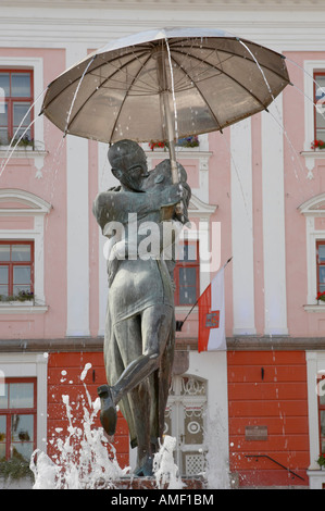 Studenten-Brunnen (Suudlevad Tudengid) auf dem Hauptplatz vor dem Rathaus, Tartu, Estland (Raekoja Plats) küssen Stockfoto