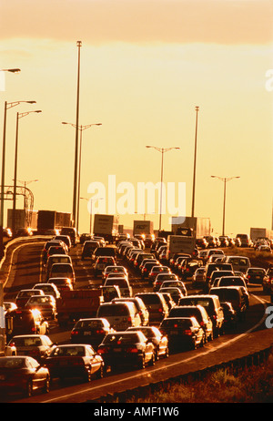 Verkehr auf Highway 401 bei Sonnenuntergang Toronto, Ontario, Kanada Stockfoto