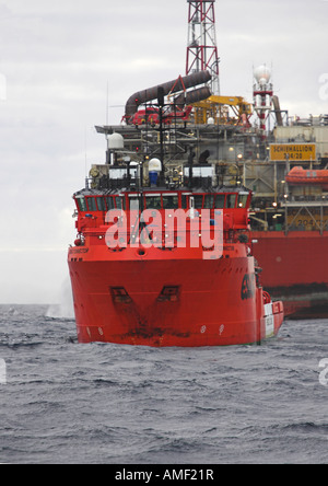 Esvagt Stecker am Schiehallion FPSO Stockfoto