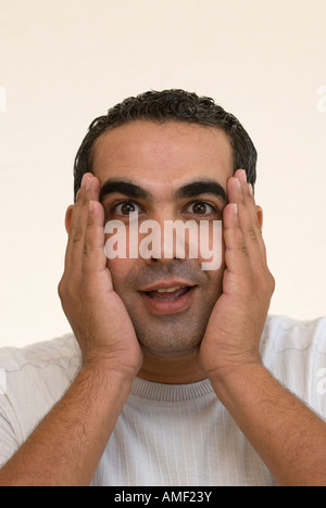 überrascht Man Hände auf Gesicht Stockfoto