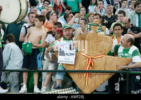 Real Betis-Fans mit ein riesiges Stück Brot geformt wie das Club-Abzeichen und der Club-Vorsitzende, Manuel Ruiz de Lopera loben Stockfoto