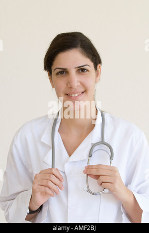 Glückliche junge Ärztin mit Stethoskop Stockfoto