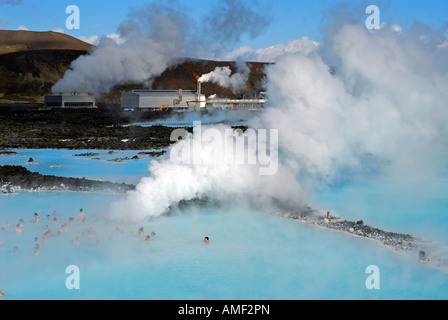 Gesamtansicht des Blue Lagoon mit Svartsengi Kraftwerk im Hintergrund Island Stockfoto