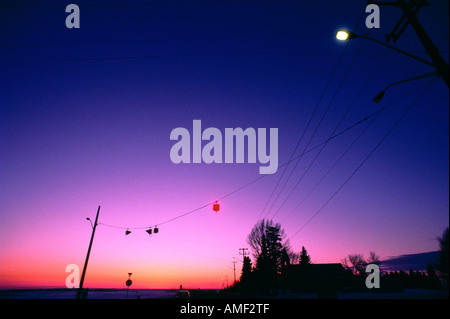 Ampel in der Nähe von Haus im Winter bei Sonnenuntergang Alberta, Kanada Stockfoto