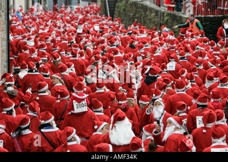 Über 10000 Menschen verkleidet als Weihnachtsmann versuchen den Guinness-Weltrekord in Nordirland Derry Stockfoto