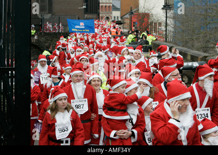 Über 10000 Menschen als Weihnachtsmann verkleidet versuchen den Guinness-Weltrekord zu Fuß entlang Derrys Wände Northern Ireland Stockfoto